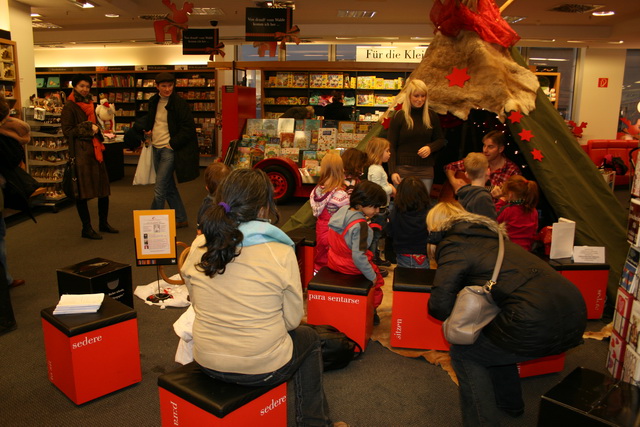 gal/2010/2010 Saitentwist Mayersche Buchhandlung Essen 03.12.Lesezelt Frau Kuehn Verein/2010 Saitentwist Mayersche 03.12. Lesezelt Frau Kuehn Essen 047.jpg